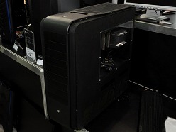 ꡼ No.002Υͥ / COMPUTEXSilverStoneޡPCRavenפ3Ƥˡե饰åסƤӤġPC