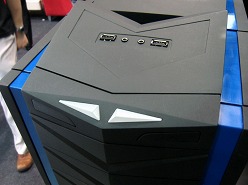 ꡼ No.011Υͥ / COMPUTEXSilverStoneޡPCRavenפ3Ƥˡե饰åסƤӤġPC