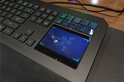 画像ギャラリー No.003のサムネイル画像 / Razer,液晶タッチパッド搭載のキーボード「DeathStalker Ultimate」を国内初公開。その特徴をムービーで紹介してみる