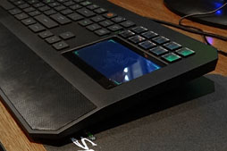 画像ギャラリー No.005のサムネイル画像 / Razer,液晶タッチパッド搭載のキーボード「DeathStalker Ultimate」を国内初公開。その特徴をムービーで紹介してみる