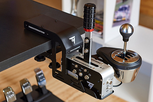 画像ギャラリー No.002のサムネイル画像 / Thrustmaster,Sparcroとのコラボモデルとなる「ステアリングコントローラ用ハンドブレーキ」単品を発売。税込約4万3000円