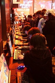 画像ギャラリー No.052のサムネイル画像 / 「AION」編ではタハバタ様も大暴れ! 「エヌ・シー・ジャパンが行く! 2009年ユーザー感謝祭」2日目の模様