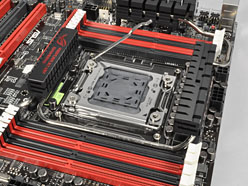画像ギャラリー No.005のサムネイル画像 / 「Sandy Bridge-E」はまもなく登場? ゲーマー向けX79マザーボード「Rampage IV Extreme」を写真で見る