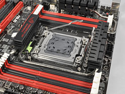 画像ギャラリー No.006のサムネイル画像 / 「Sandy Bridge-E」はまもなく登場? ゲーマー向けX79マザーボード「Rampage IV Extreme」を写真で見る