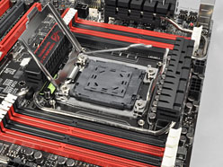 画像ギャラリー No.007のサムネイル画像 / 「Sandy Bridge-E」はまもなく登場? ゲーマー向けX79マザーボード「Rampage IV Extreme」を写真で見る