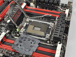 画像ギャラリー No.008のサムネイル画像 / 「Sandy Bridge-E」はまもなく登場? ゲーマー向けX79マザーボード「Rampage IV Extreme」を写真で見る