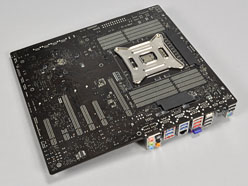 画像ギャラリー No.009のサムネイル画像 / 「Sandy Bridge-E」はまもなく登場? ゲーマー向けX79マザーボード「Rampage IV Extreme」を写真で見る