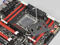 画像ギャラリー No.010のサムネイル画像 / 「Sandy Bridge-E」はまもなく登場? ゲーマー向けX79マザーボード「Rampage IV Extreme」を写真で見る