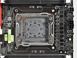 画像ギャラリー No.019のサムネイル画像 / 「Sandy Bridge-E」はまもなく登場? ゲーマー向けX79マザーボード「Rampage IV Extreme」を写真で見る