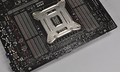 画像ギャラリー No.021のサムネイル画像 / 「Sandy Bridge-E」はまもなく登場? ゲーマー向けX79マザーボード「Rampage IV Extreme」を写真で見る