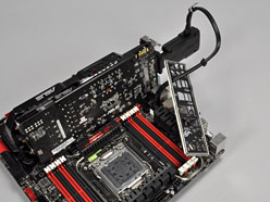 画像ギャラリー No.028のサムネイル画像 / 「Sandy Bridge-E」はまもなく登場? ゲーマー向けX79マザーボード「Rampage IV Extreme」を写真で見る