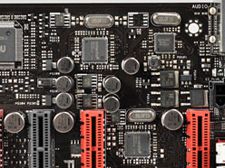 画像ギャラリー No.034のサムネイル画像 / 「Sandy Bridge-E」はまもなく登場? ゲーマー向けX79マザーボード「Rampage IV Extreme」を写真で見る