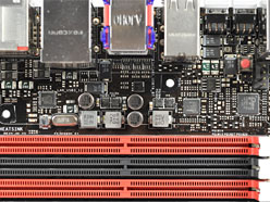 画像ギャラリー No.035のサムネイル画像 / 「Sandy Bridge-E」はまもなく登場? ゲーマー向けX79マザーボード「Rampage IV Extreme」を写真で見る