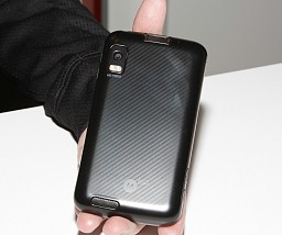 画像ギャラリー No.001のサムネイル画像 / ドックにつなぐとPCのように使える新コンセプトスマートフォン「ATRIX 4G」は,スーパーケータイ台風の目となるか