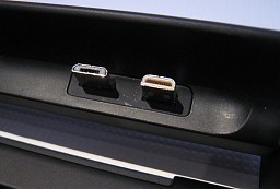 画像ギャラリー No.008のサムネイル画像 / ドックにつなぐとPCのように使える新コンセプトスマートフォン「ATRIX 4G」は,スーパーケータイ台風の目となるか