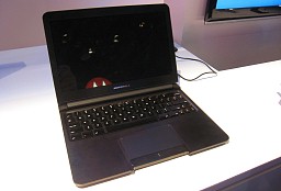 画像ギャラリー No.011のサムネイル画像 / ドックにつなぐとPCのように使える新コンセプトスマートフォン「ATRIX 4G」は,スーパーケータイ台風の目となるか