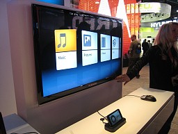 画像ギャラリー No.016のサムネイル画像 / ドックにつなぐとPCのように使える新コンセプトスマートフォン「ATRIX 4G」は,スーパーケータイ台風の目となるか