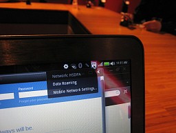 画像ギャラリー No.022のサムネイル画像 / ドックにつなぐとPCのように使える新コンセプトスマートフォン「ATRIX 4G」は,スーパーケータイ台風の目となるか