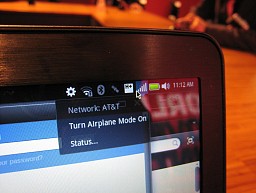 画像ギャラリー No.023のサムネイル画像 / ドックにつなぐとPCのように使える新コンセプトスマートフォン「ATRIX 4G」は,スーパーケータイ台風の目となるか