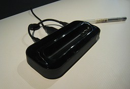 画像ギャラリー No.027のサムネイル画像 / ドックにつなぐとPCのように使える新コンセプトスマートフォン「ATRIX 4G」は,スーパーケータイ台風の目となるか