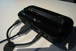 画像ギャラリー No.028のサムネイル画像 / ドックにつなぐとPCのように使える新コンセプトスマートフォン「ATRIX 4G」は,スーパーケータイ台風の目となるか