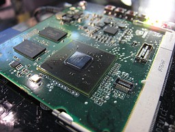 画像ギャラリー No.030のサムネイル画像 / ドックにつなぐとPCのように使える新コンセプトスマートフォン「ATRIX 4G」は,スーパーケータイ台風の目となるか