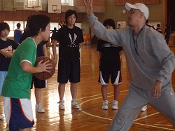 画像集#003のサムネイル/EA SPORTSと塚本清彦氏による出張バスケクリニックが開催