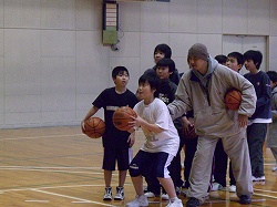 画像集#004のサムネイル/EA SPORTSと塚本清彦氏による出張バスケクリニックが開催
