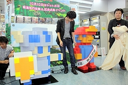 画像ギャラリー No.009のサムネイル画像 / ヨドバシカメラ マルチメディア横浜にスペランカーが来店!? 開発者による裏話も飛び出したPS3「3Dドットゲームヒーローズ」記念式典をレポート