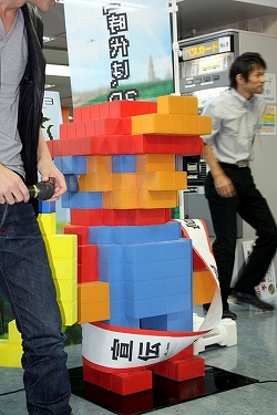 画像ギャラリー No.011のサムネイル画像 / ヨドバシカメラ マルチメディア横浜にスペランカーが来店!? 開発者による裏話も飛び出したPS3「3Dドットゲームヒーローズ」記念式典をレポート