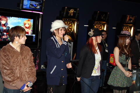 画像ギャラリー No.004のサムネイル画像 / 声優の長谷優里奈さんがレースの実況担当! 「AILA Online」先行体験会レポート