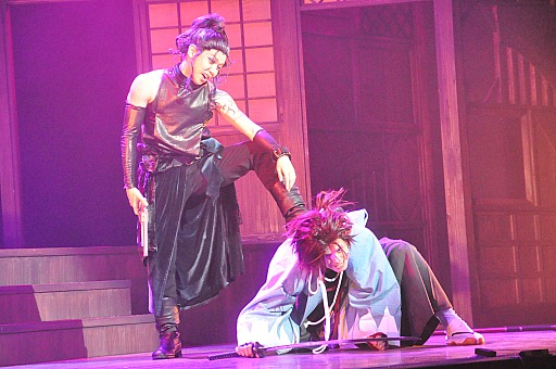 画像ギャラリー No.013のサムネイル画像 / ついに開幕した「ミュージカル『薄桜鬼』斎藤一 篇」のプレビュー公演を写真でレポート。30-DELUXの熱い演技や秀逸なBGMは必見