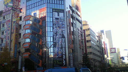 画像ギャラリー No.001のサムネイル画像 / 「バーチャロン フォース」秋葉原にテムジン実物大ポスターが登場