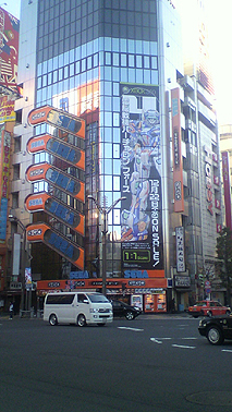 画像ギャラリー No.003のサムネイル画像 / 「バーチャロン フォース」秋葉原にテムジン実物大ポスターが登場