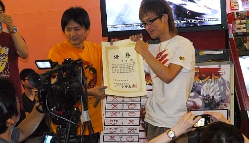 画像ギャラリー No.005のサムネイル画像 / “2D神”マゴ,ここに復活。「スパIV AE Ver.2012」のロケテストも開催された「スパIV AE X 闘劇【夏の陣】」イベントレポートを掲載