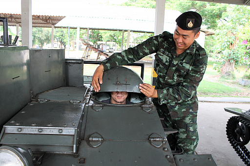 ���������꡼ No.032�Υ���ͥ������ / ��޼�����֥Ϲ��強����ưˤ�ʤɵ��Ť�Ÿ��ʪ�����륿���η������ϡ�Adisorn Camp�ץ�ݡ���