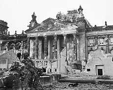 ���������꡼ No.007�Υ���ͥ������ / ��World of Tanks�ס�Ĺ�����٥�ȡ֥Хȥ�ѥ��פΥ�������2�����롣1945ǯ�Υ٥������̩�˺Ƹ��������ޥåפ��о�