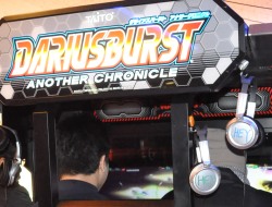 画像ギャラリー No.009のサムネイル画像 / 本日稼働開始のAC「ダライアスバースト アナザークロニクル」,“アイアンフォスル味”も堪能できた,稼働開始イベントレポート