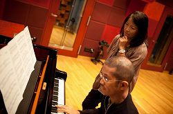 画像ギャラリー No.001のサムネイル画像 / 「ラジアントヒストリア」特典CDの収録風景が公開。サインプレゼントも