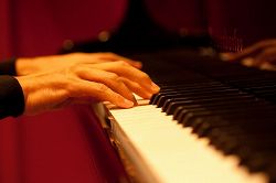 画像ギャラリー No.002のサムネイル画像 / 「ラジアントヒストリア」特典CDの収録風景が公開。サインプレゼントも