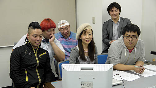 画像ギャラリー No.001のサムネイル画像 / イソッチがお笑い芸人3人を鮮やかに蹴散らす! ゲームポットの「ハウリングソード」Web生放送収録を取材