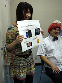 画像ギャラリー No.002のサムネイル画像 / イソッチがお笑い芸人3人を鮮やかに蹴散らす! ゲームポットの「ハウリングソード」Web生放送収録を取材