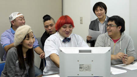 画像ギャラリー No.004のサムネイル画像 / イソッチがお笑い芸人3人を鮮やかに蹴散らす! ゲームポットの「ハウリングソード」Web生放送収録を取材