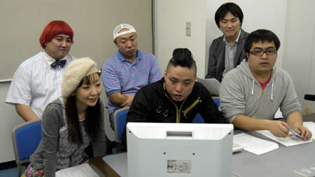 画像ギャラリー No.005のサムネイル画像 / イソッチがお笑い芸人3人を鮮やかに蹴散らす! ゲームポットの「ハウリングソード」Web生放送収録を取材