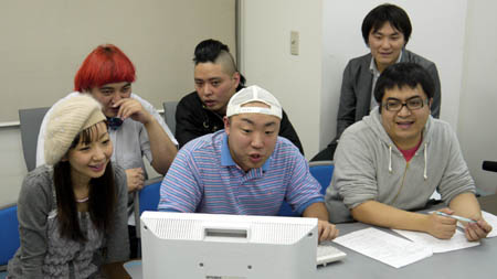 画像ギャラリー No.006のサムネイル画像 / イソッチがお笑い芸人3人を鮮やかに蹴散らす! ゲームポットの「ハウリングソード」Web生放送収録を取材