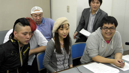 画像ギャラリー No.007のサムネイル画像 / イソッチがお笑い芸人3人を鮮やかに蹴散らす! ゲームポットの「ハウリングソード」Web生放送収録を取材