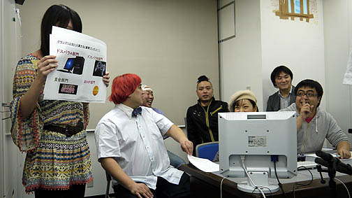 画像ギャラリー No.009のサムネイル画像 / イソッチがお笑い芸人3人を鮮やかに蹴散らす! ゲームポットの「ハウリングソード」Web生放送収録を取材