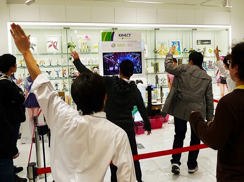 画像ギャラリー No.002のサムネイル画像 / KONAMI名物プロデューサーのNAOKIが1日店長に! 「DanceEvolution」発売記念イベントをレポート