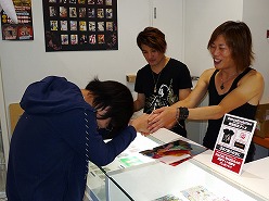 画像ギャラリー No.006のサムネイル画像 / KONAMI名物プロデューサーのNAOKIが1日店長に! 「DanceEvolution」発売記念イベントをレポート