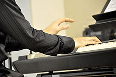 画像ギャラリー No.009のサムネイル画像 / 「仲間を求めて」「ビッグブリッヂの死闘」といった人気楽曲も披露された,植松伸夫さんと中山博之さん出演のFF音楽CD発売記念イベントをレポート